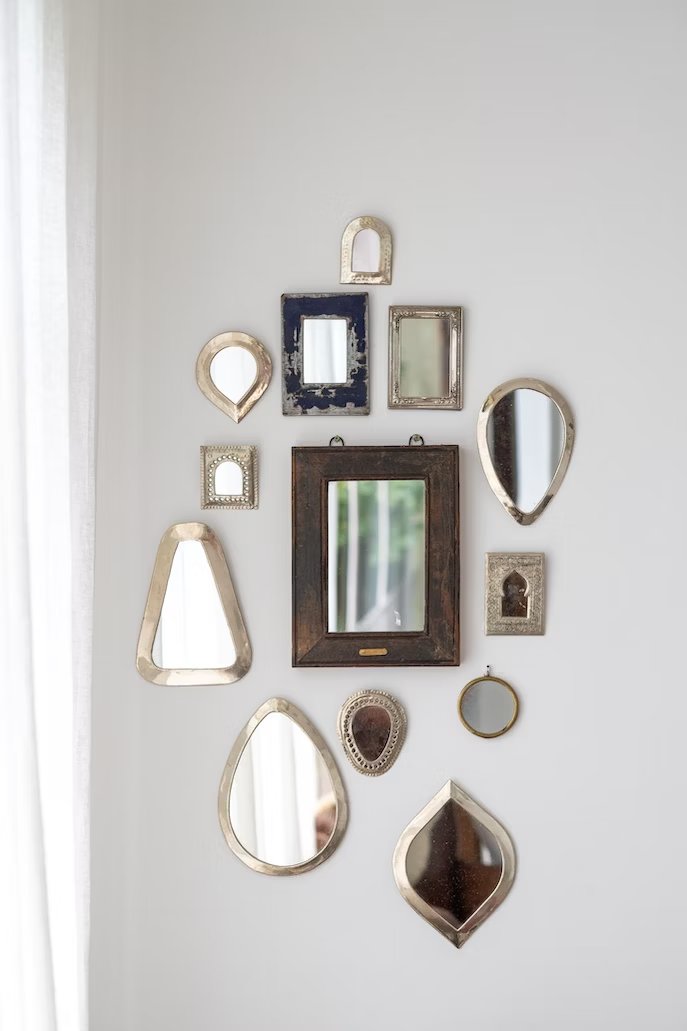 DECORATING WITH MIRRORS: TIPS AND TRICKS FOR CREATING A STUNNING DISPLAY