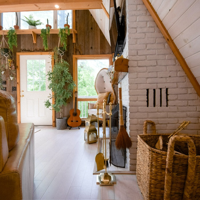 RUSTIC CHARM: DECORATING WITH NATURAL WOOD AND STONE TO CREATE A COZY, RUSTIC LOOK