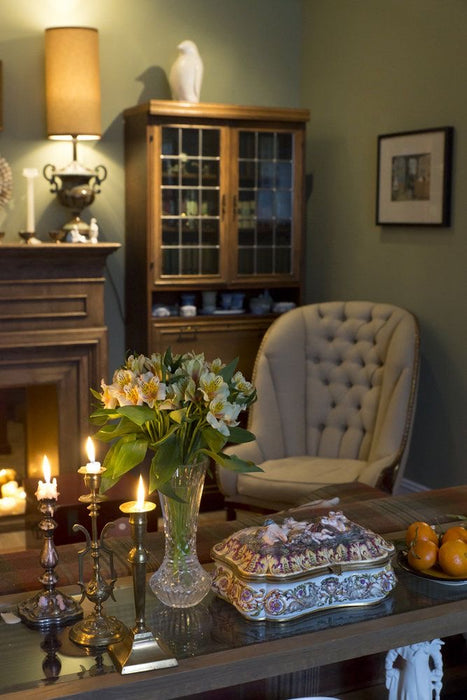 DECORATING WITH VINTAGE AND ANTIQUE FURNITURE: TIPS AND TRICKS