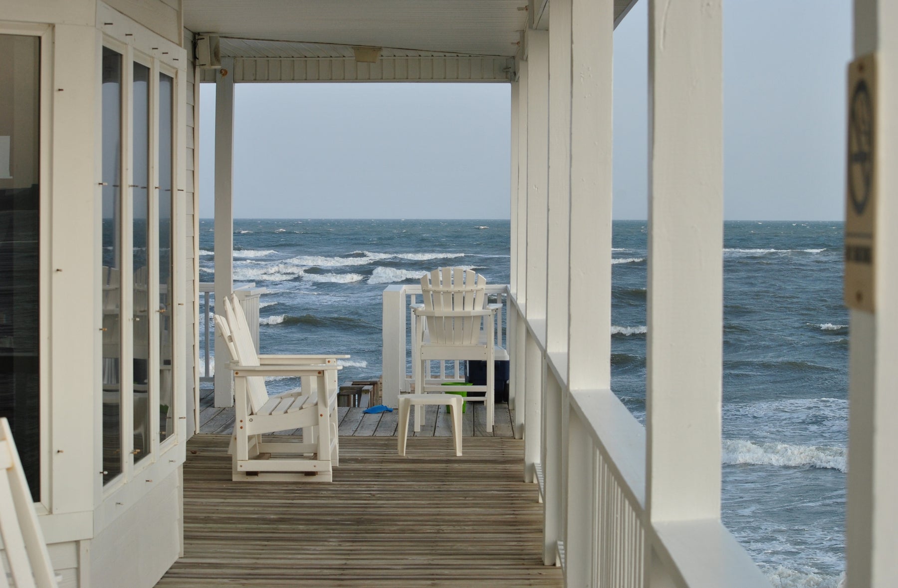 COASTAL LIVING: TIPS FOR BRINGING THE BEACH VIBE INTO YOUR HOME