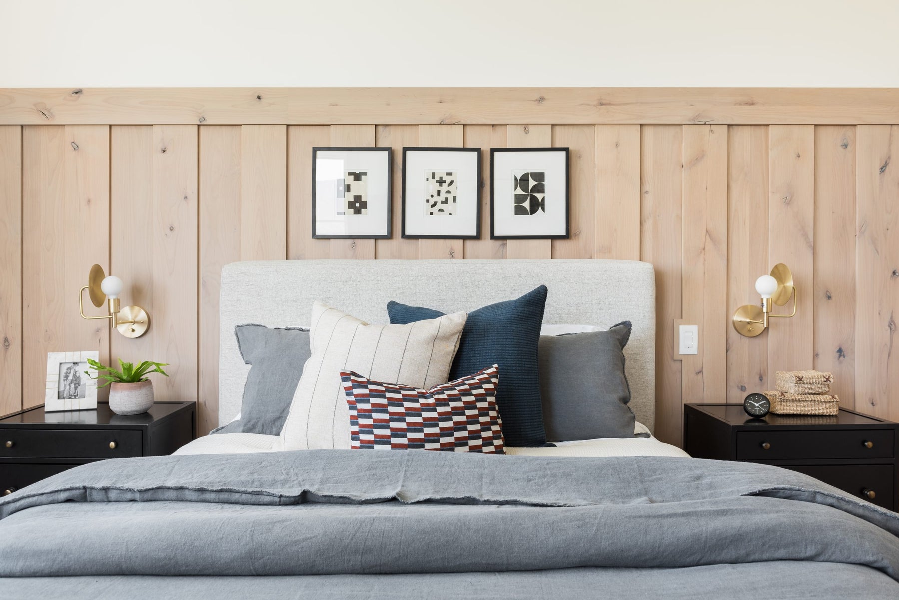 3 WAYS TO DECORATE THE AREA ABOVE YOUR BED - HYGGE CAVE