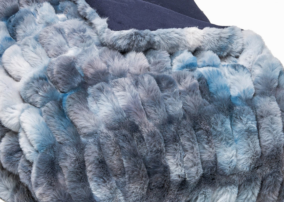 HYGGE CAVE | FAUX FUR THROW BLANKET